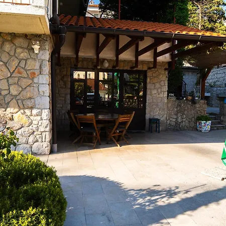 House Mercedes Near The * Selce