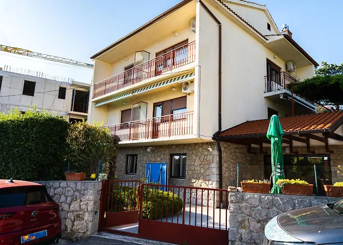 Apartament House Mercedes Near The