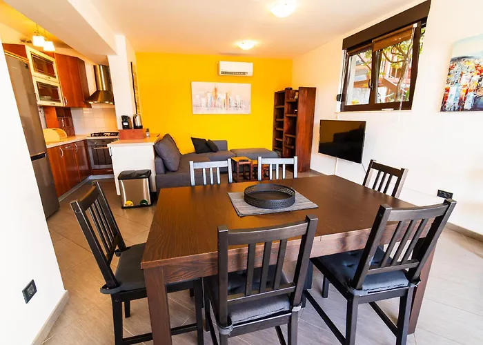 Apartament House Mercedes Near The *