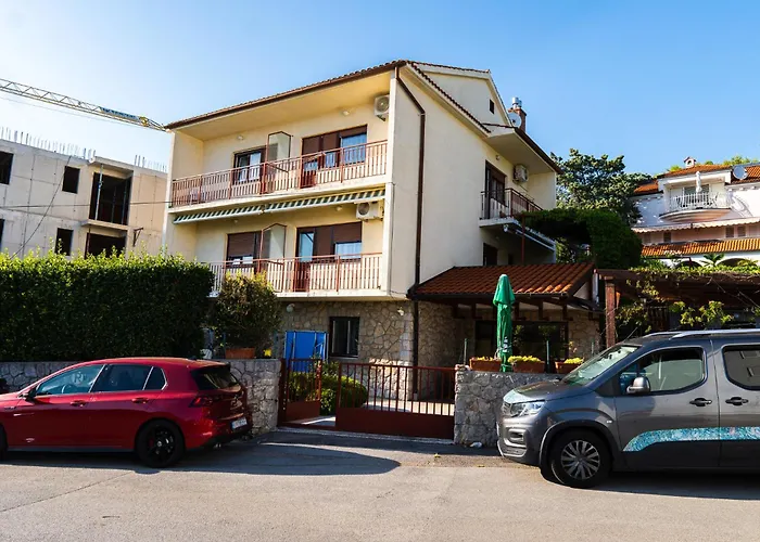 House Mercedes Near The * Selce