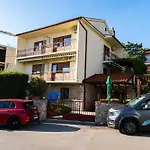 House Mercedes Near The * 셀스