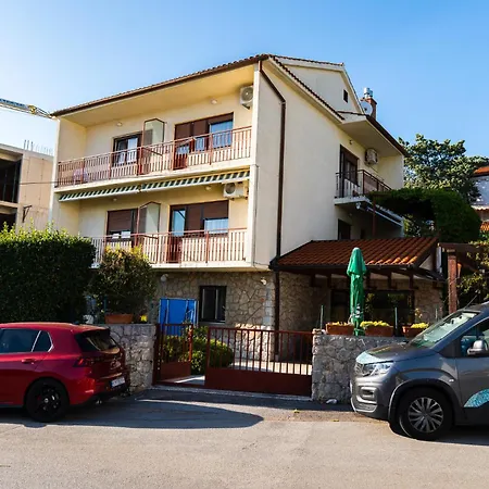House Mercedes Near The * 셀스